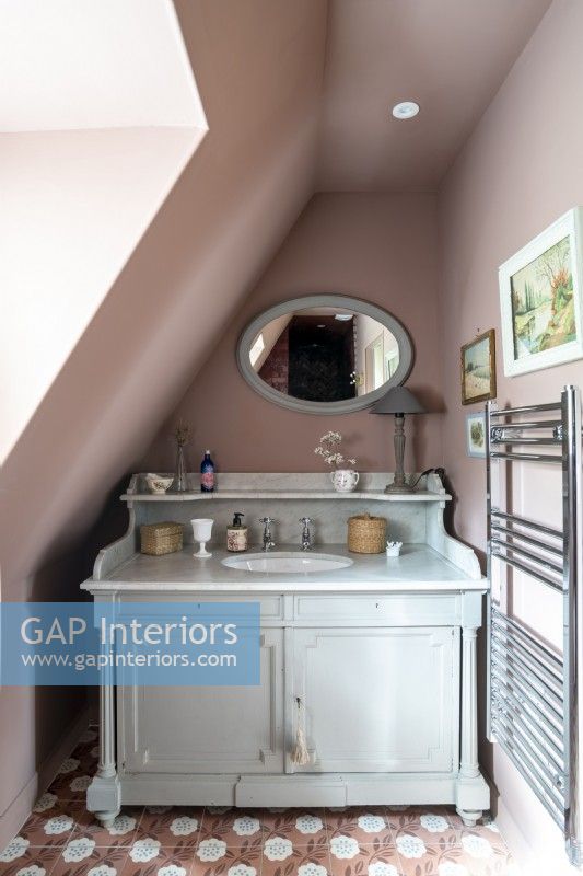 Altrosa gestrichene Wände und Waschtisch im Vintage-Stil mit Waschbecken