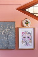 Detail des Kunstwerks im rosafarbenen Schlafzimmer