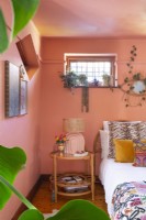 Schlafzimmer mit elektrischem Dekor und rosa Wänden