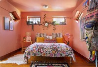 Schlafzimmer mit vielseitigem Dekor und rosa Wänden