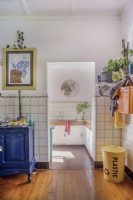 Blick von der Küche eines denkmalgeschützten Hauses auf die Spülküche