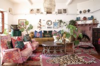 Eklektisches Wohnzimmer mit farbenfrohem Dekor