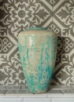 Eine hübsche türkisfarbene Vintage-Keramik nimmt in der Küche einen Ehrenplatz ein