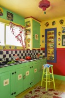 Mit seinen fruchtfarbenen Wänden und Verzierungen brutzelt die Küche