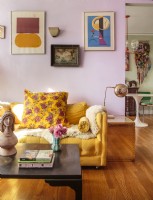 Als Ausgleich zu den lavendelfarbenen Wänden und dem gelben Sofa verwendet Bridget satte Blau- und Dunkelrottöne.