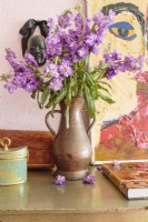 Ein Vintage-Krug aus gehämmertem Kupfer eignet sich hervorragend als Vase.