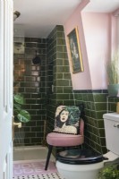 Grün gefliestes und rosa gestrichenes Badezimmer und Duschkabine