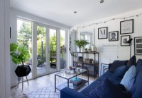 Dunkelblaues Sofa im gemütlichen Wohnbereich mit Gartenblick