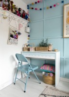 Schreibtisch und blauer Stuhl im Kinderzimmer