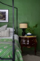 Antiker Konsolentisch im Schlafzimmer mit grüner Wand