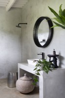 Minimalistisches Badezimmer mit Waschtisch, Boden und Wänden aus Beton