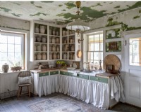 Rustikale Küche mit grün-weiß gestrichenen Wänden