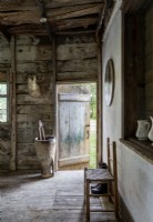 Offene Holztür eines rustikalen Hauses