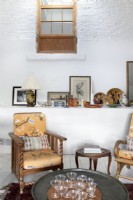 Vintage-Sessel im weiß gestrichenen Landhaus-Wohnzimmer