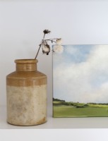 Tontopf mit Trockenblumen und Landschaftsmalerei-Detail