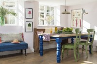 Blau und grün bemalte Holzmöbel im ländlichen Esszimmer