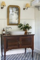 Holzmöbel mit Waschbecken im Badezimmer im klassischen Stil