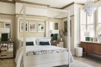 Himmelbett im modernen Schlafzimmer im klassischen Stil