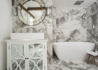 Badezimmer aus weißem und grauem Marmor mit Spiegelschrank 