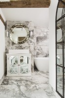 Klassisches Badezimmer aus grauem und weißem Marmor mit Spiegelschrank 