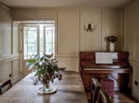 Esszimmer mit Klavier und französischen Türen 