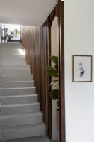 Die mit Walnussholz verkleidete Treppe grenzt an die Treppe zum Haupteingang 