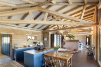 Dachstühle und freiliegende Balken über der offenen Küche 